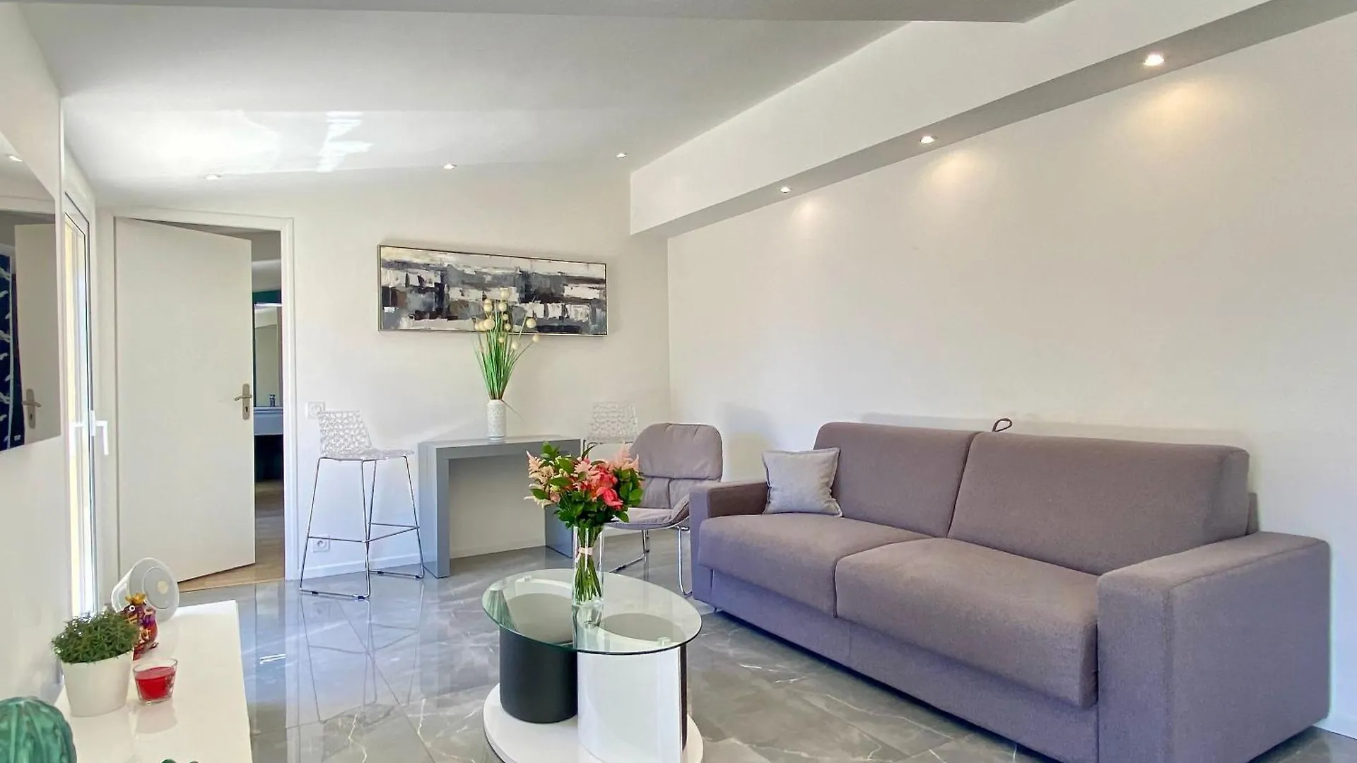 Les Toits Du Soleil: Luxury Apartment with Terraces and Jacuzzi in Central Cannes