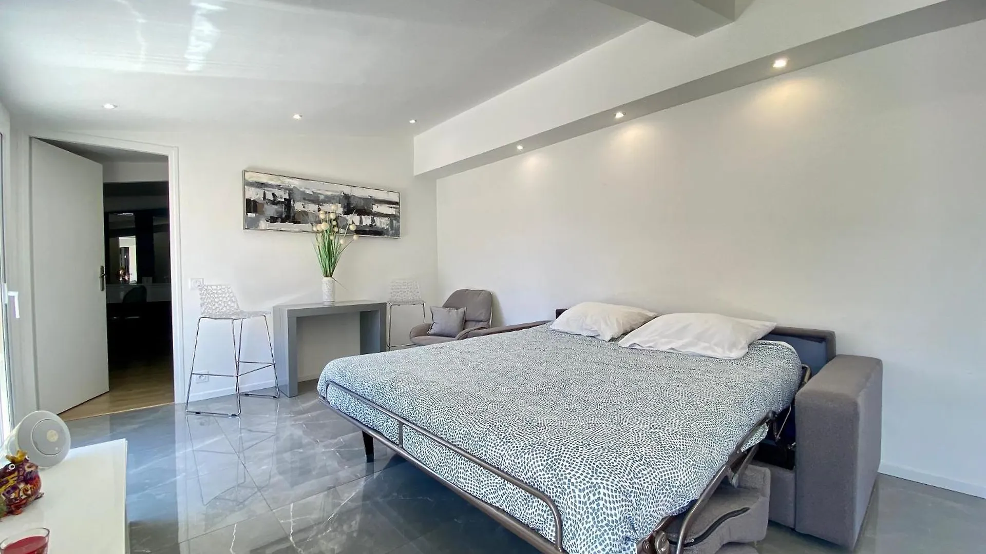Les Toits Du Soleil: Luxury Apartment with Terraces and Jacuzzi in Central Cannes
