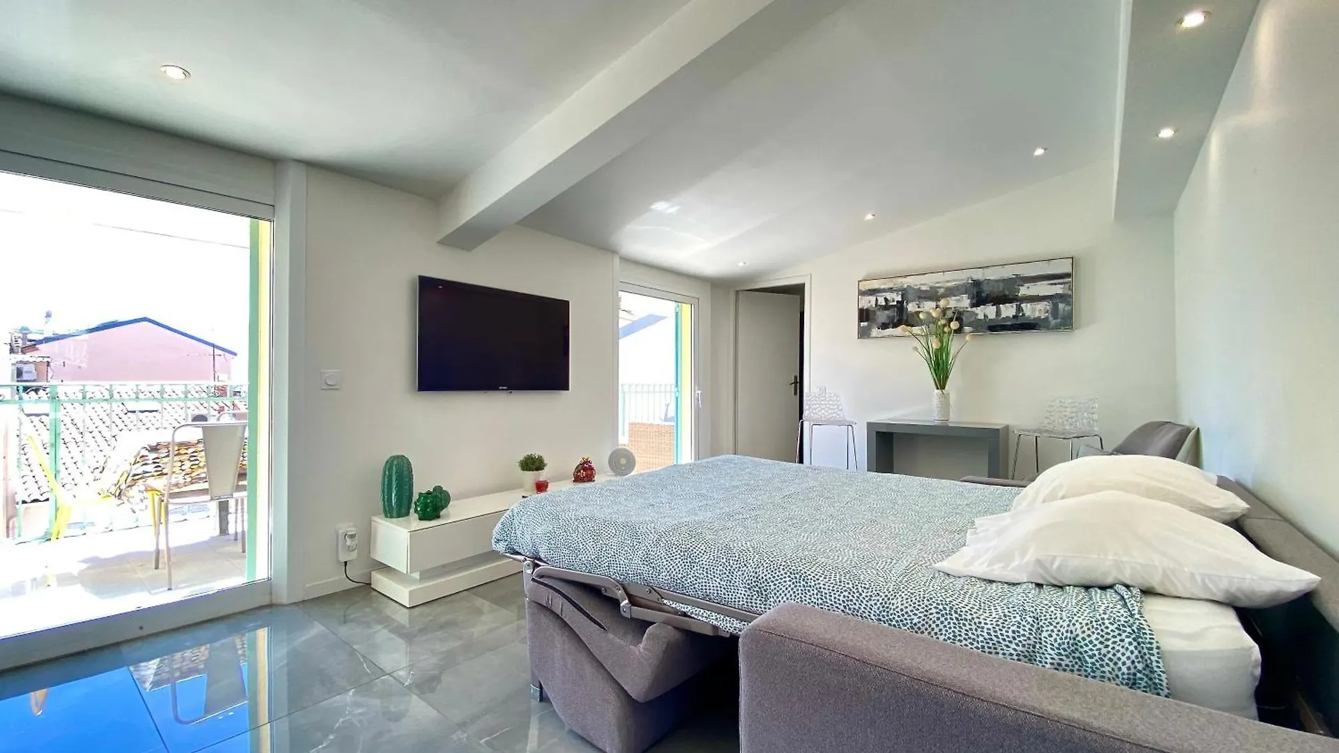 Les Toits Du Soleil: Luxury Apartment with Terraces and Jacuzzi in Central Cannes