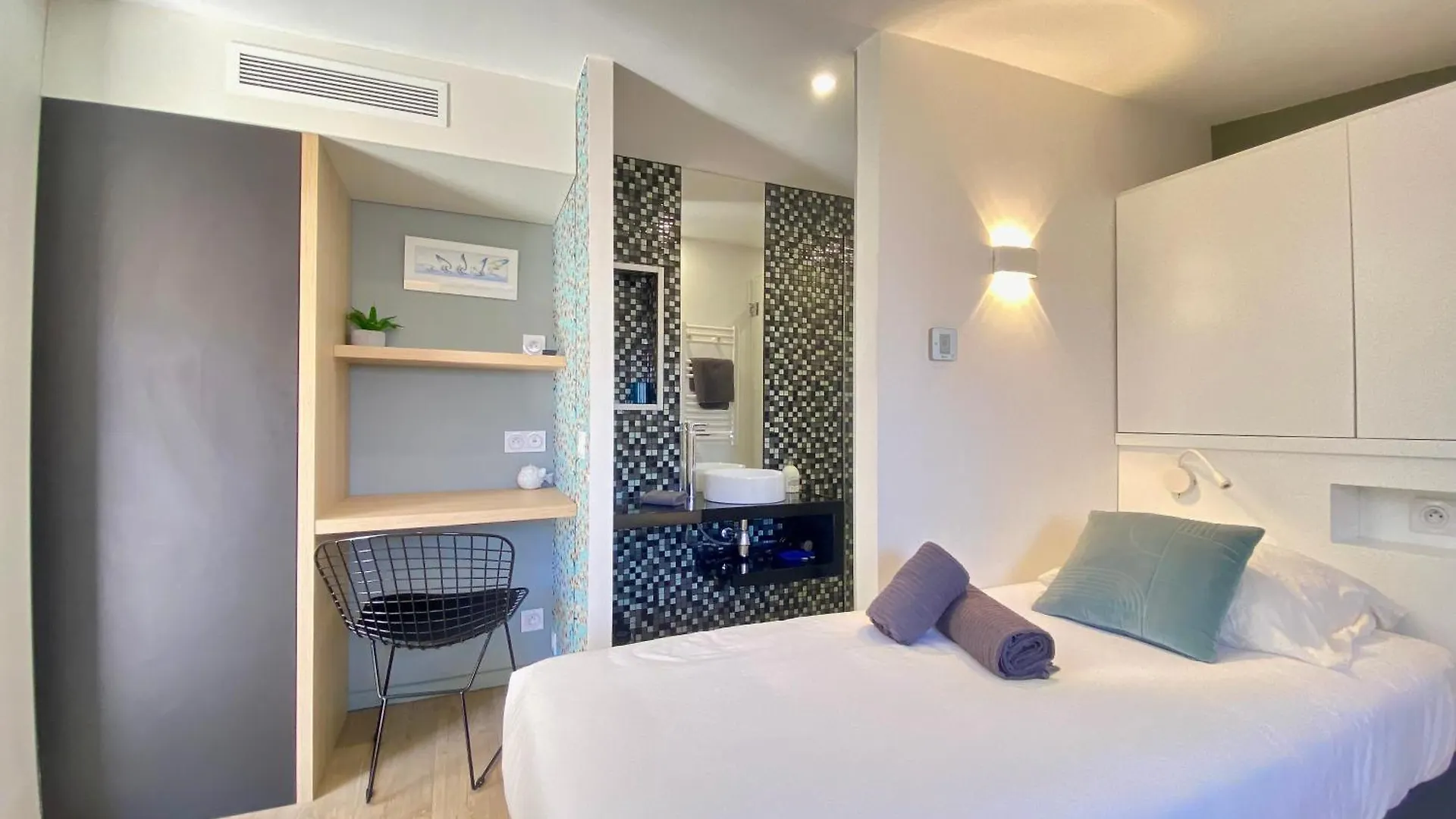 Les Toits Du Soleil: Luxury Apartment with Terraces and Jacuzzi in Central Cannes