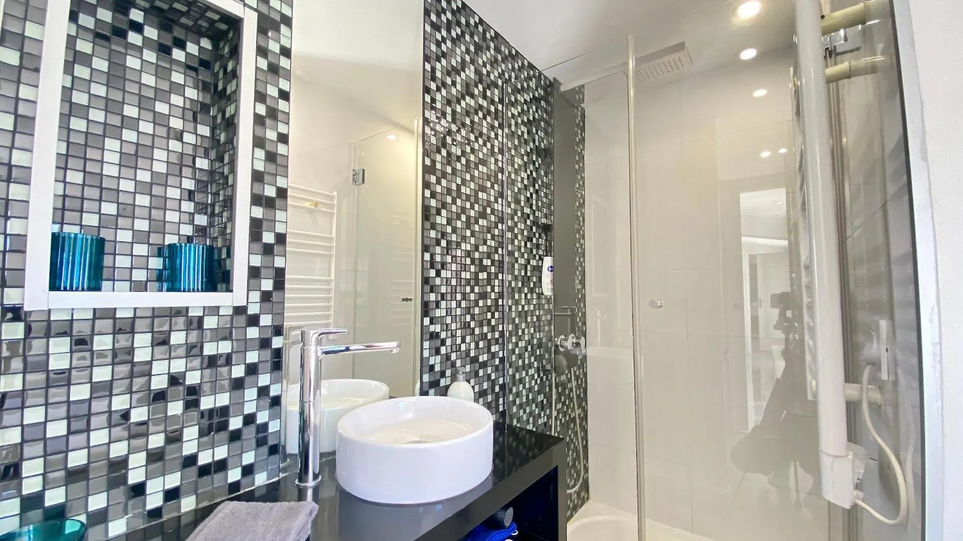 Les Toits Du Soleil: Luxury Apartment with Terraces and Jacuzzi in Central Cannes