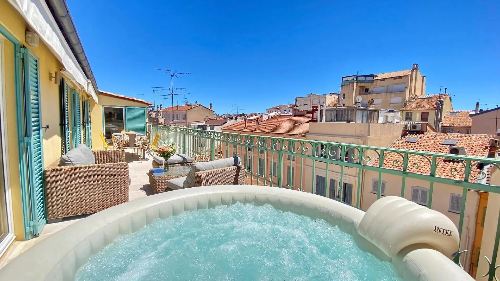 Les Toits Du Soleil: Luxury Apartment with Terraces and Jacuzzi in Central Cannes 0*,