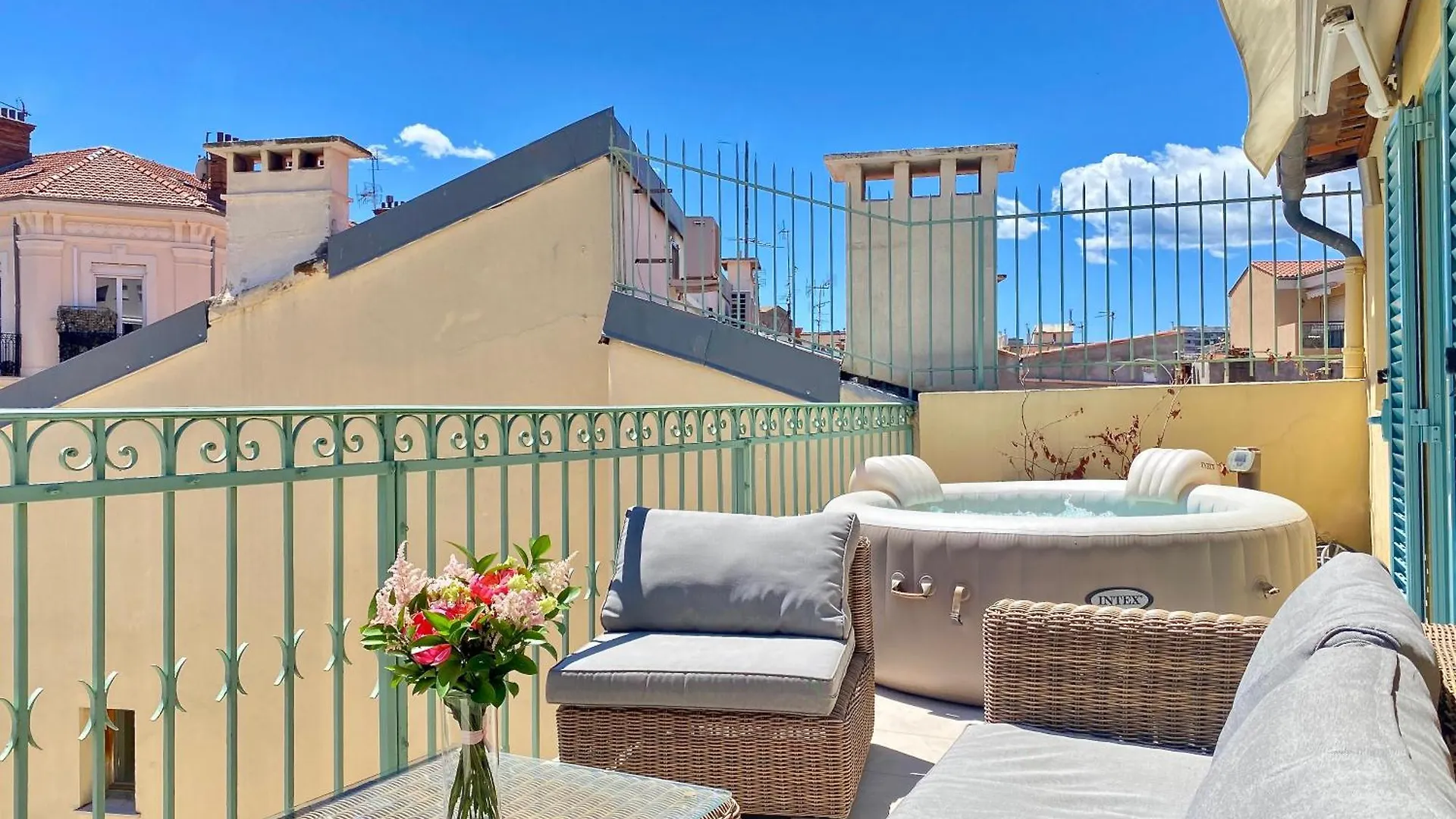 Les Toits Du Soleil: Luxury Apartment with Terraces and Jacuzzi in Central Cannes 0*,