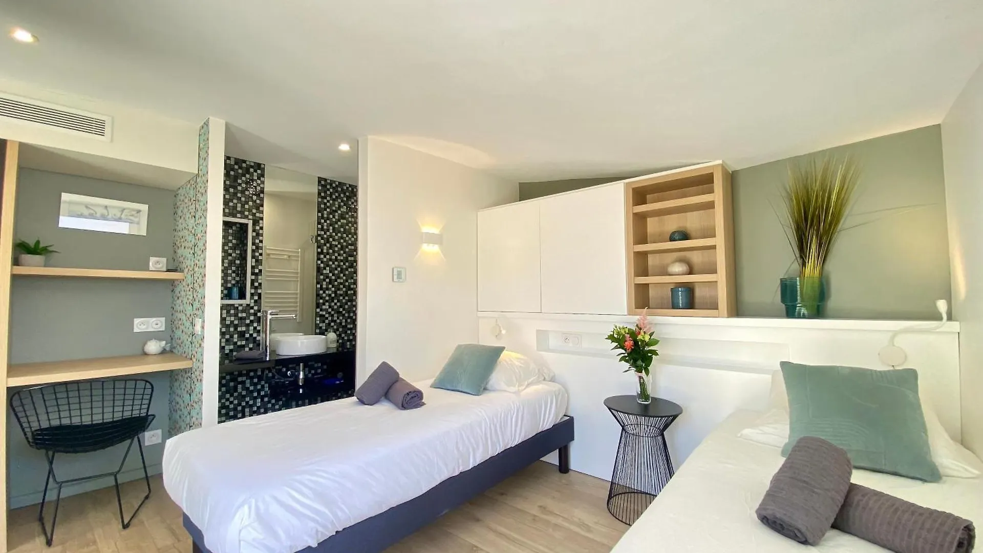 Les Toits Du Soleil: Luxury Apartment with Terraces and Jacuzzi in Central Cannes
