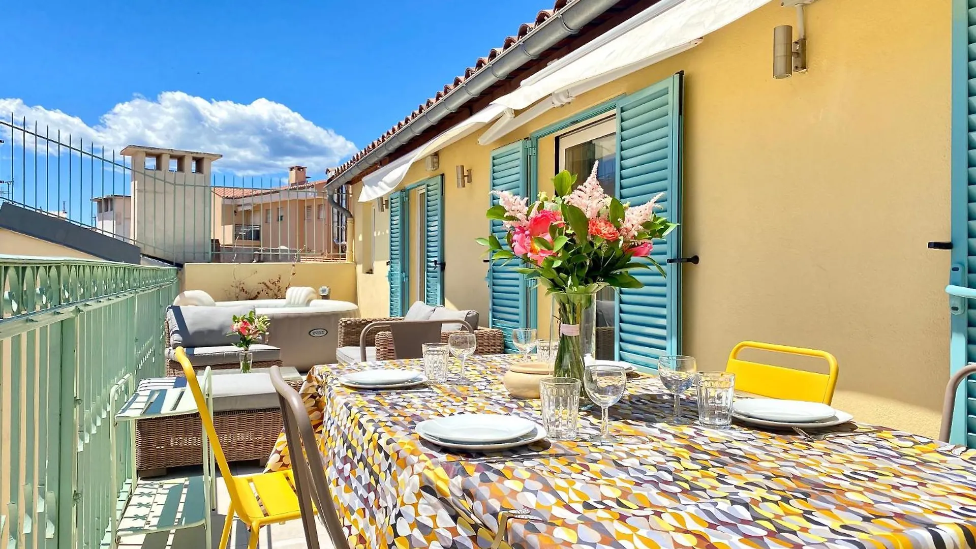 Les Toits Du Soleil: Luxury Apartment with Terraces and Jacuzzi in Central Cannes