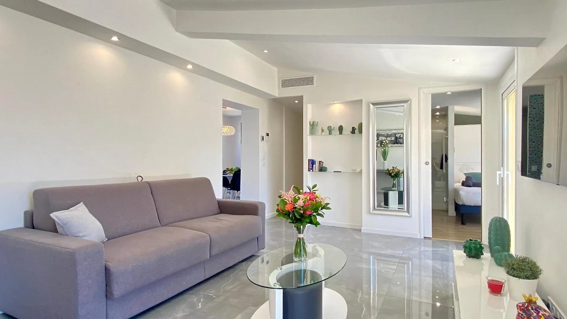 Les Toits Du Soleil: Luxury Apartment with Terraces and Jacuzzi in Central Cannes