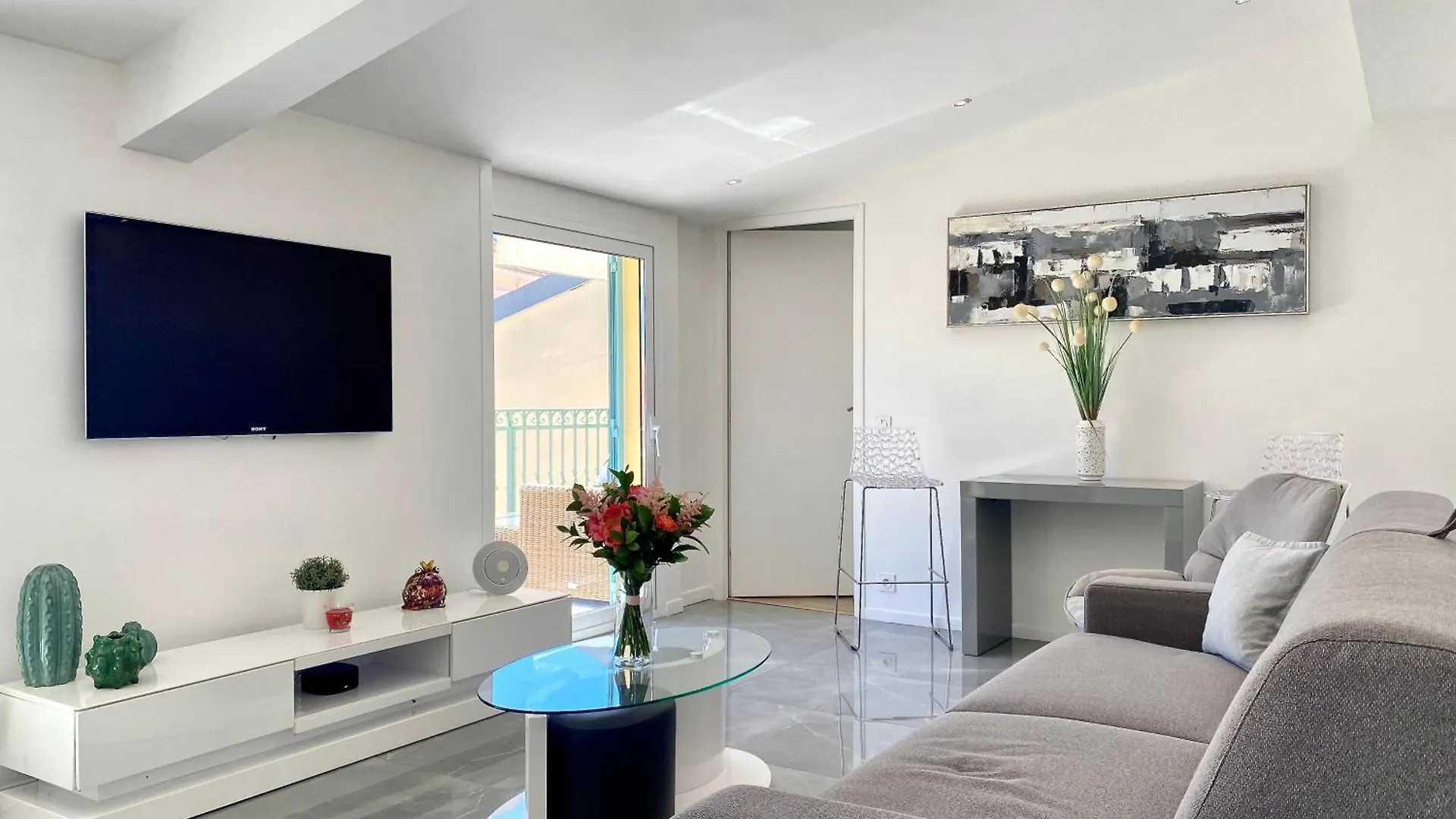 Les Toits Du Soleil: Luxury Apartment with Terraces and Jacuzzi in Central Cannes