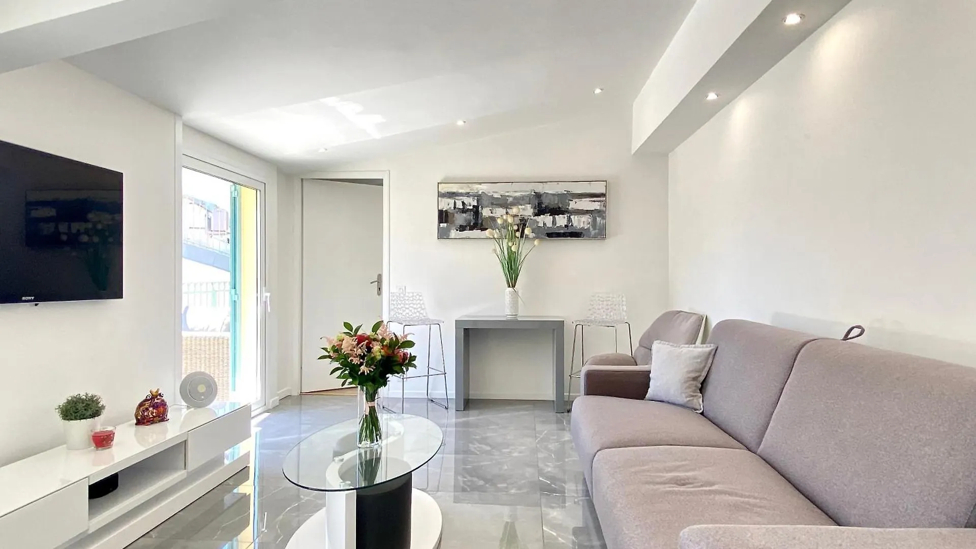 Les Toits Du Soleil: Luxury Apartment with Terraces and Jacuzzi in Central Cannes